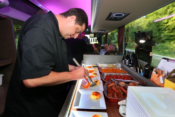 Tijdens bustronomie-reizen worden de maaltijden in het rijdend restaurant afgewerkt door professionele koks.