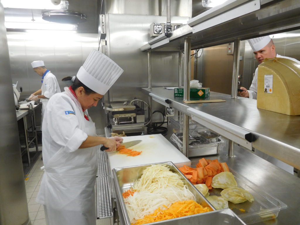 In de keukens van de Ovation of the Seas worden dagelijks 17.000 maaltijden bereid.